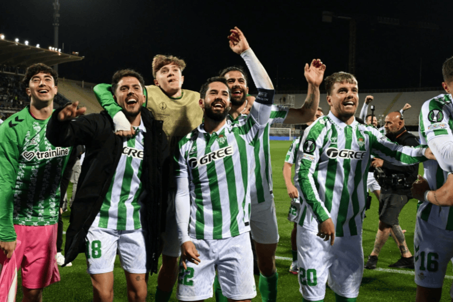 开云中国官方网站-包含北京国安围绕西甲门线救险拉齐奥围绕NBA总决赛绝杀压哨，里程碑夜费耶诺德战术微调看傻球迷的词条